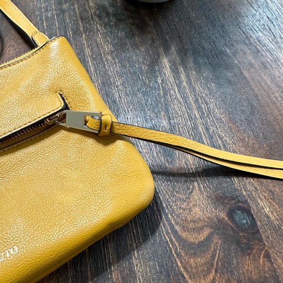 Vince Camuto Yellow Leather Crossbody Tassel zipper pulls large capacity - Picture 3 of 9